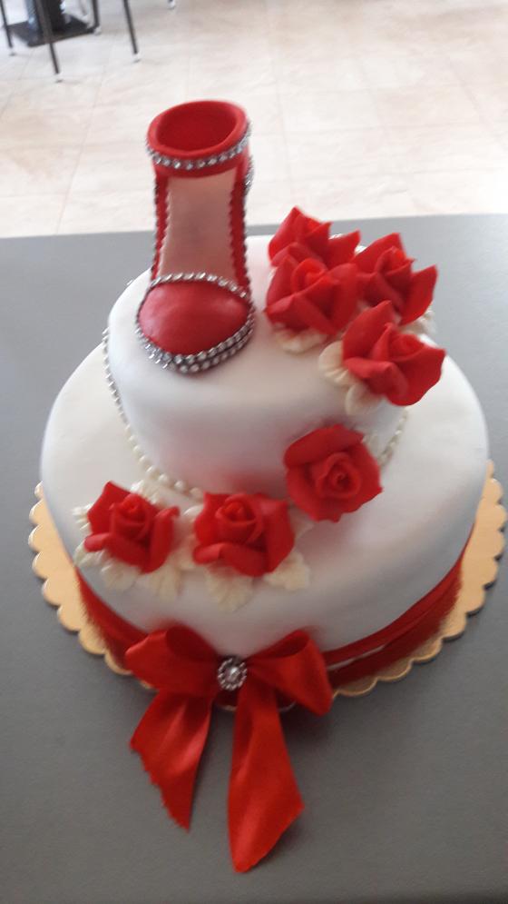 Piros cipős torta